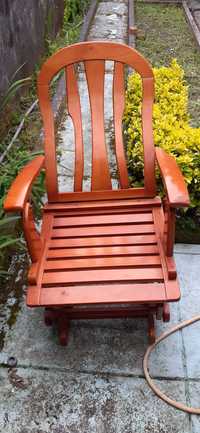 Cadeira de baloiço em madeira