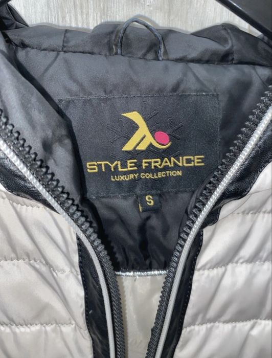 beżowa kurtka pikowana z kapturem