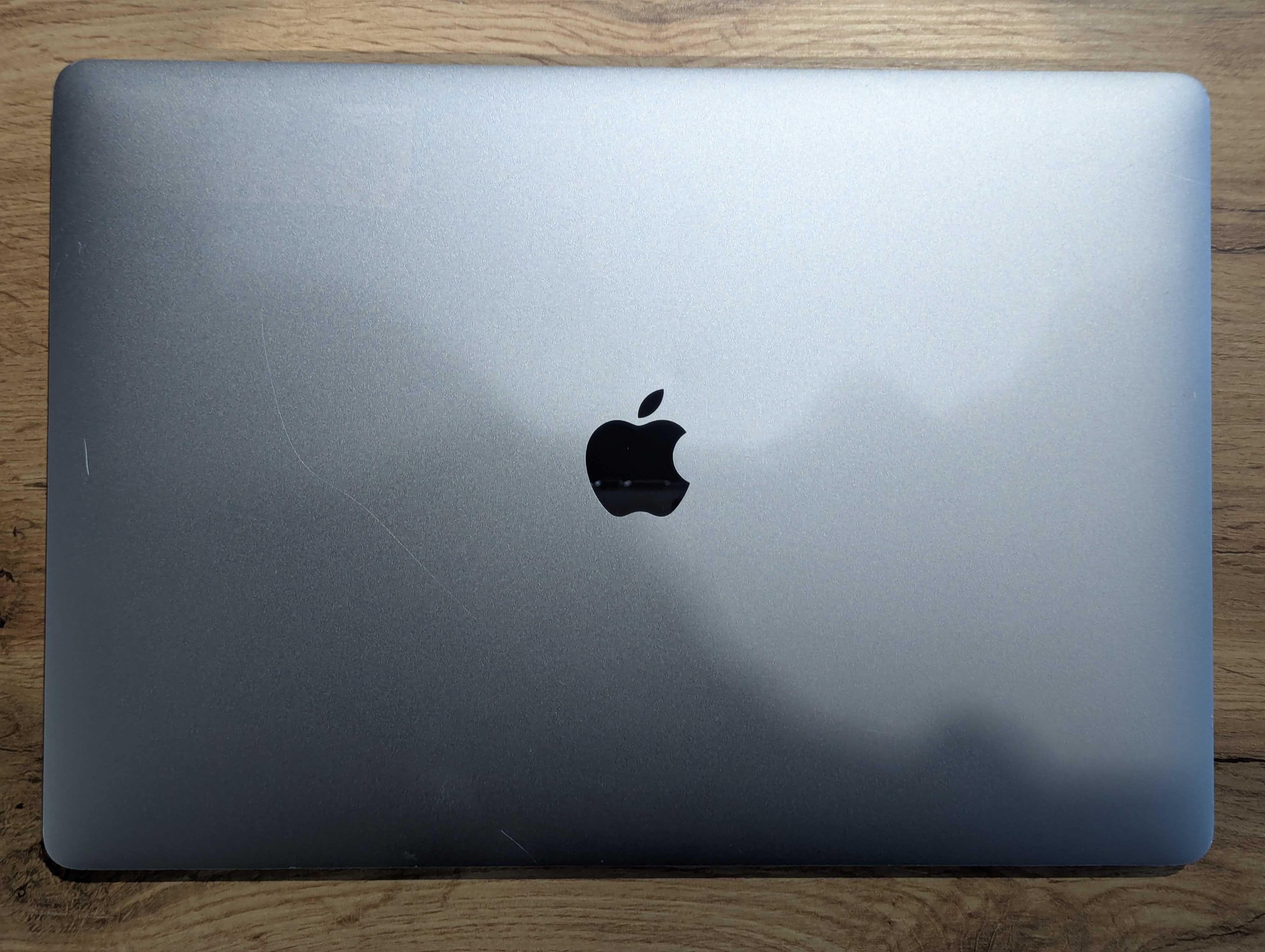 MacBook pro 15 2018 i7 2.2ghz 16/256gb pro 555x 4gb