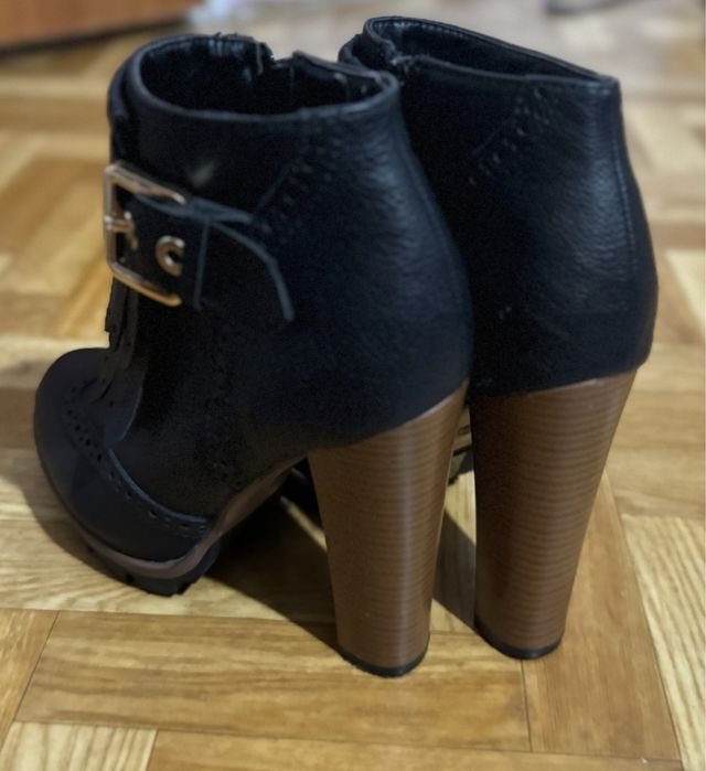 Buty czarne na słupku