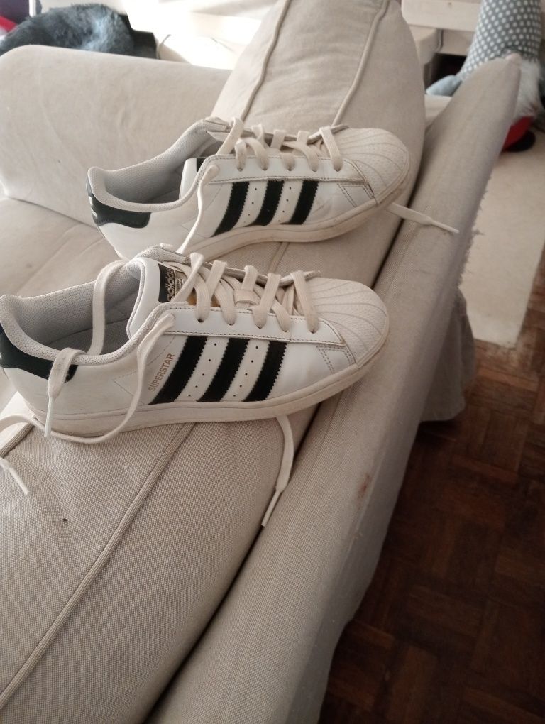 Calçado. Adidas.