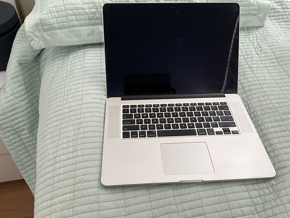 MacBook Pro 15,4 polegadas, duas placas de vídeo, com carregador