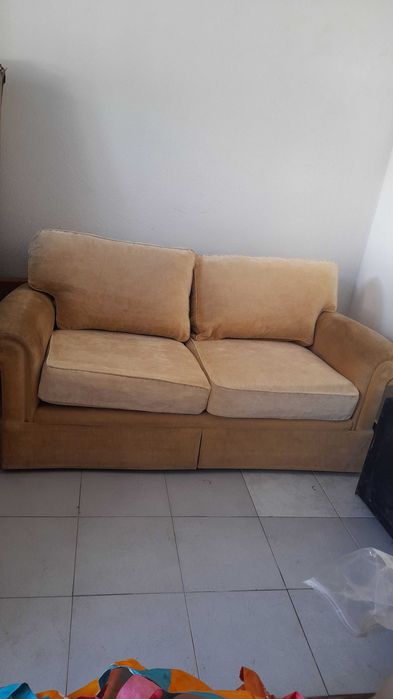 Sofá para por ao seu gosto. Medidas 85 cm por 1.65 cm.