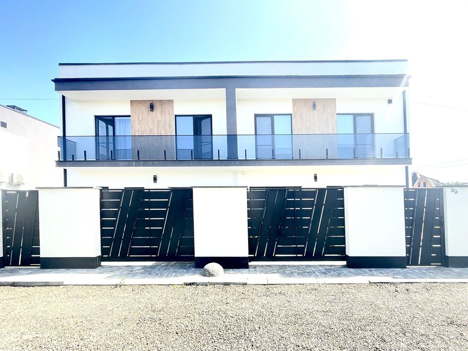 Продається таунхаус на етапі будівництва.