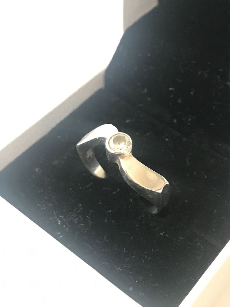 Śliczny srebrny pierścionek z cyrkonią - próba 925