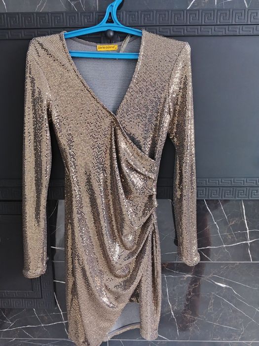 Стильне золотисте плаття.