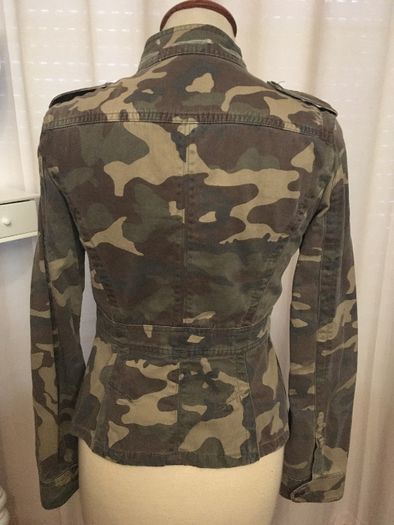 Blusão / Casaco estilo militar camuflado da marca Zara