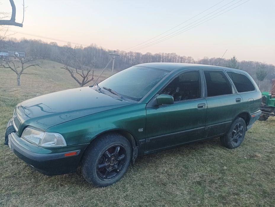 Автомобіль Volvo V40