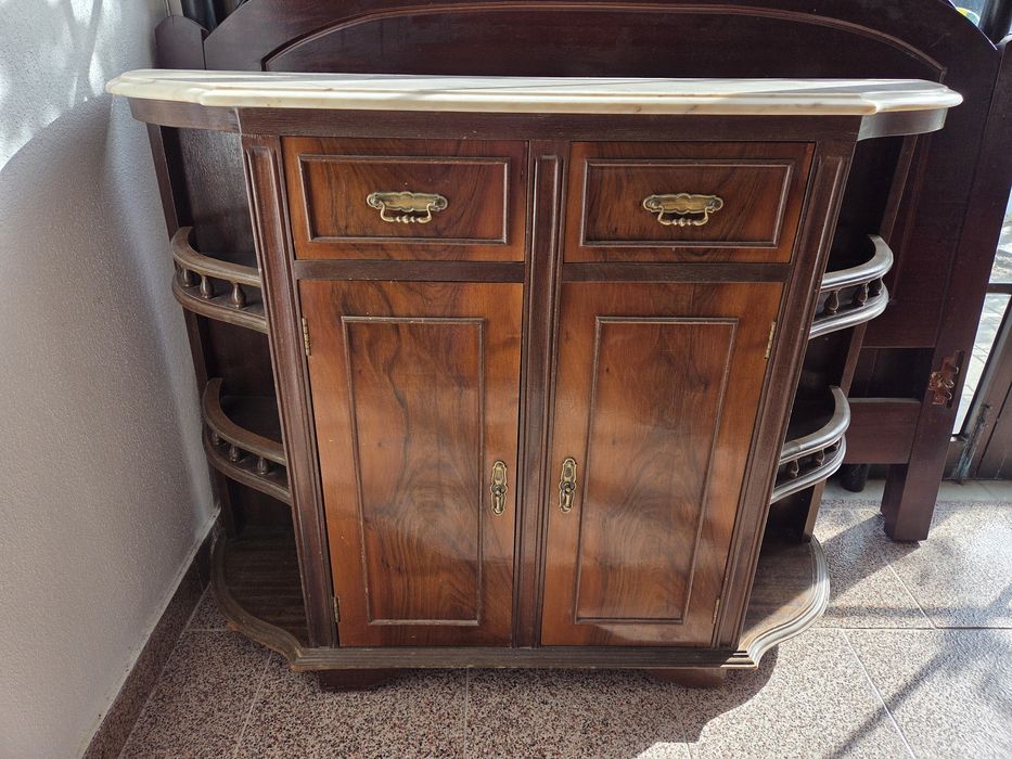 Vendo sapateira em mogno com pedra mármore