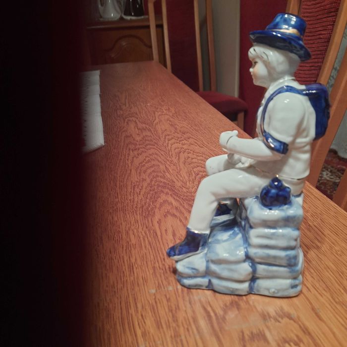 Porcelanowa figurka wędrowca