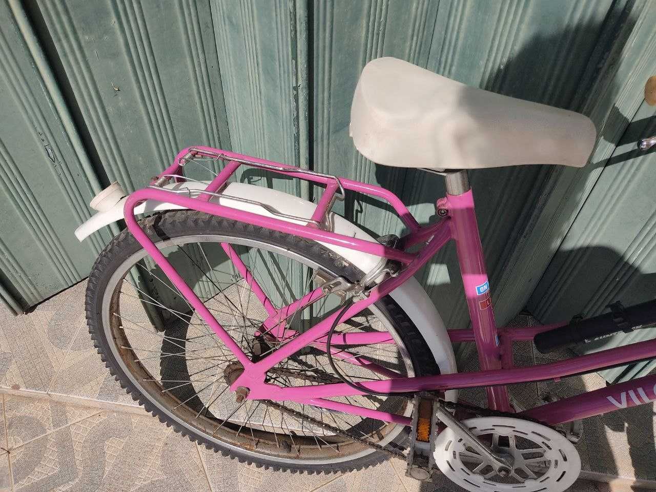 Bicicleta de cidade com cesto em muito bom estado
