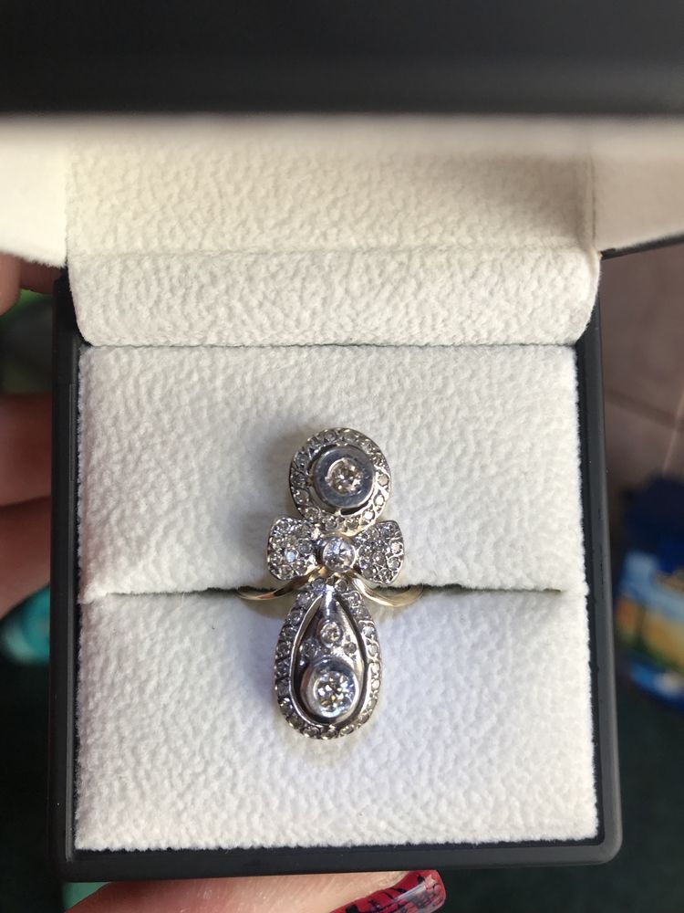 Золотое кольцо с бриллиантами золотий перстень з діамантами каблучка