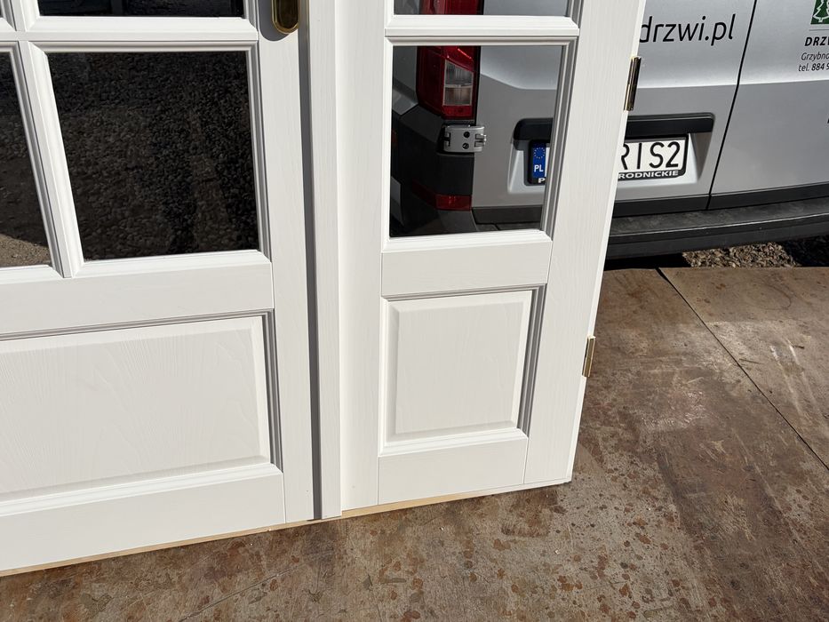 Drzwi zewnętrzne drewniane dwuskrzydłowe z doświetlem białe C.Polska