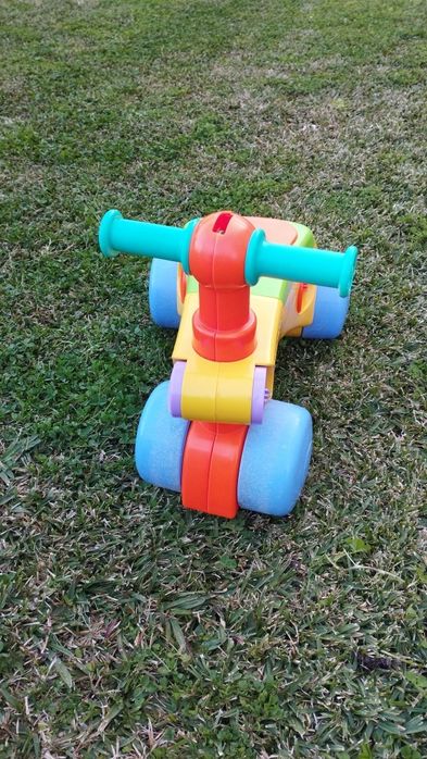 Andador/triciclo Tomy para bebé