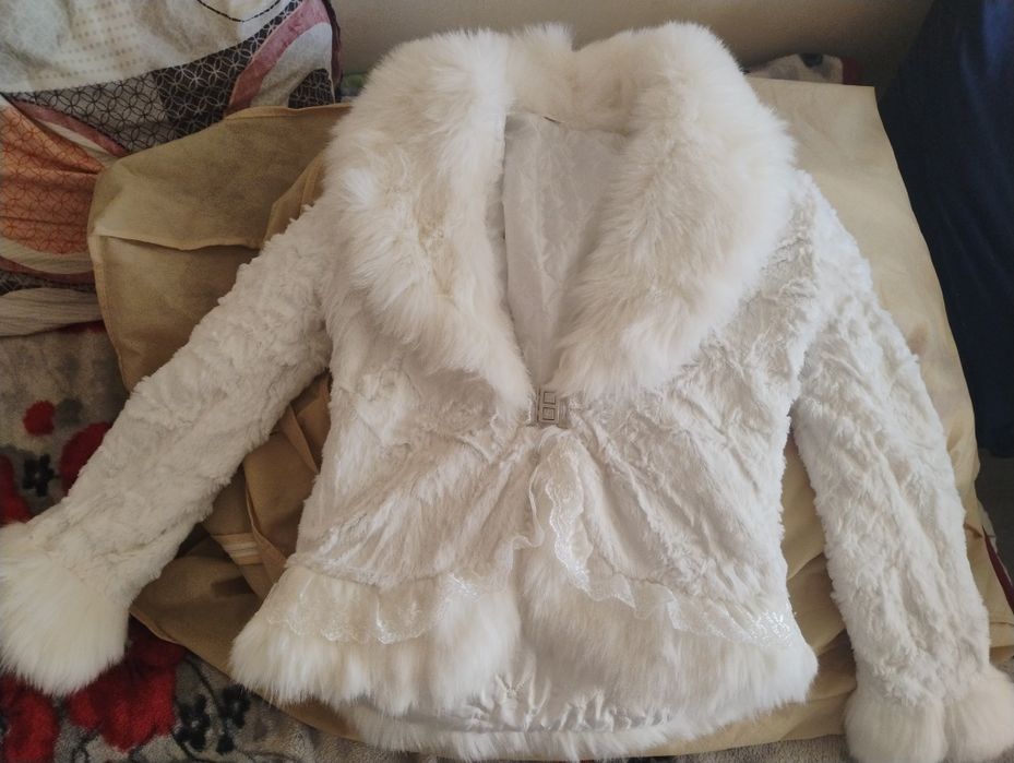 Białe bolerko do sukni ślubnej