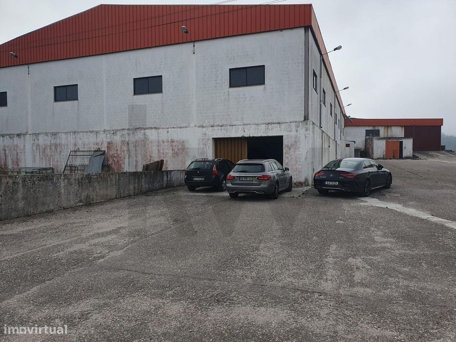 Arrendamento de Armazém Industrial 2024m2 no Juncal em Porto de Mós |