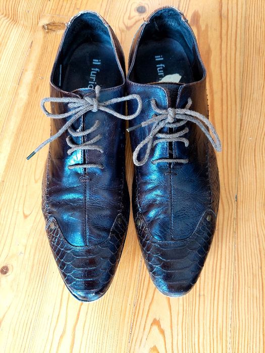 Sapatos de atacadores