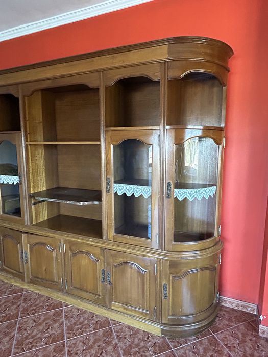 Movél de sala cristaleira em madeira