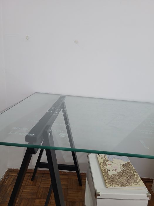 Biurko ze szklanym blatem i półeczką