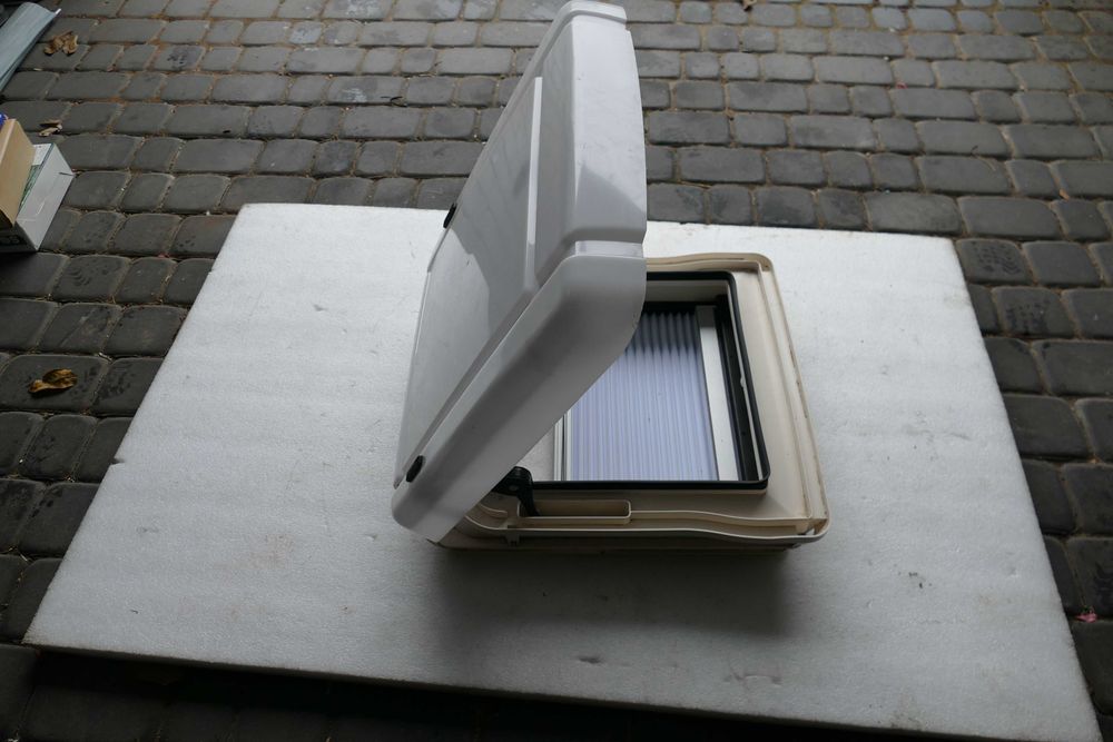 Okno dachowe 40x40 mleczne