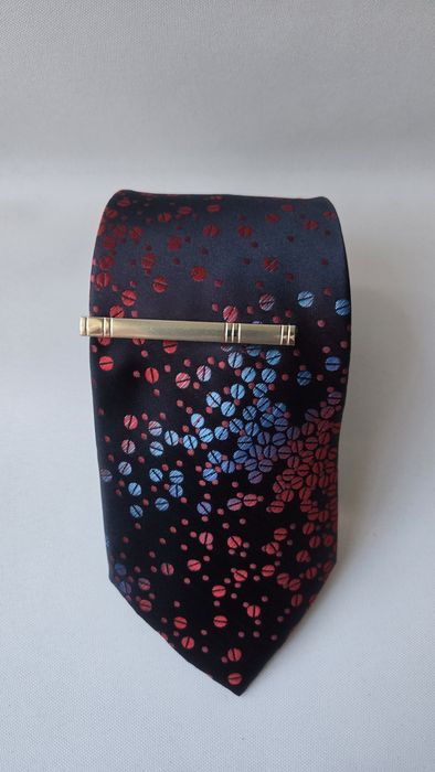 Elegancja w każdym detalu

- unikalny krawat ze spinką

z wzorem w kro