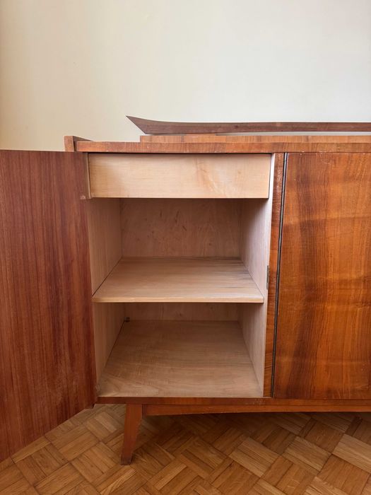 Kredens z drewna z PRL'u