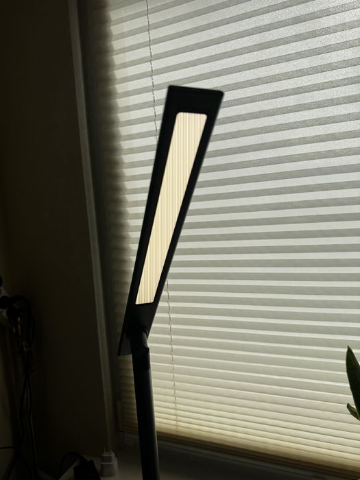 Lampka biurowa led z ładowarką indukcyjna