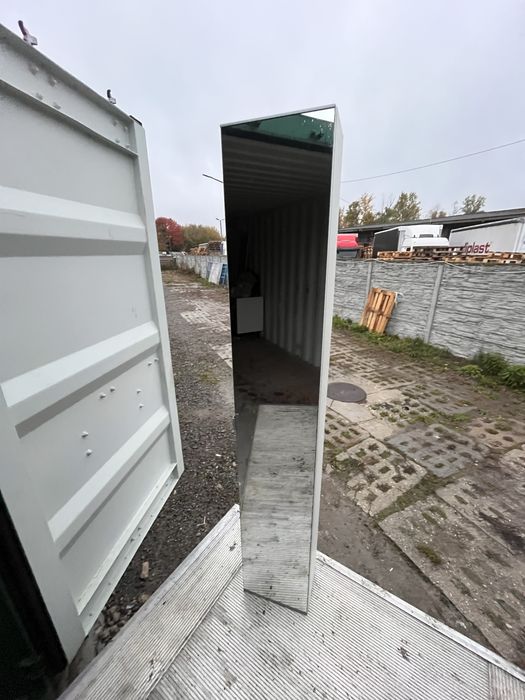 Słupek biały z lustrem regał z półkami