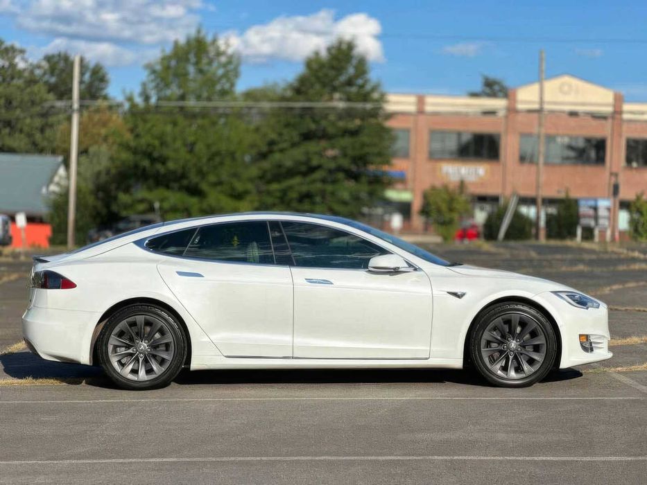 Tesla Model S      2018