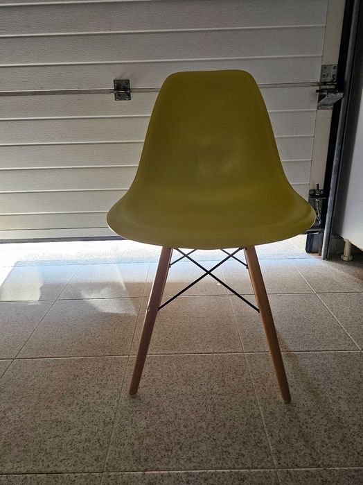 Cadeiras amarelas versáteis