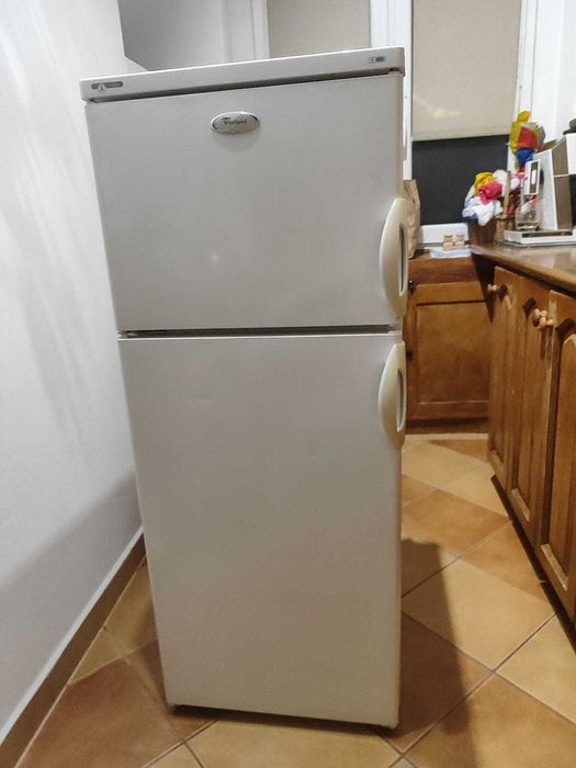 Mała lodówka lodowko zamrażarka Whirlpool 122cmx50cm klasa A ARC 2130