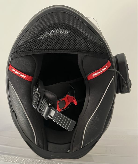 Capacete com viseira solar e sistema de comunicação Bluetooth