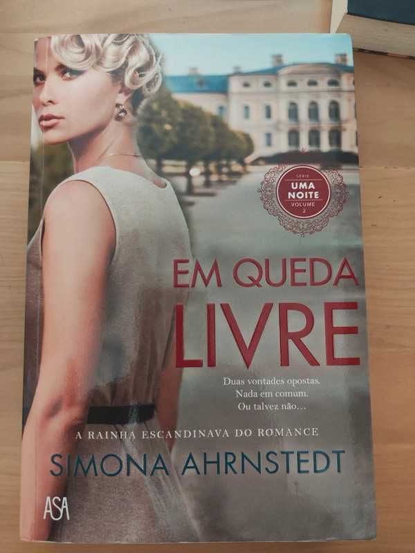 Livro - Em Queda Livre de Simona Ahrnstedt