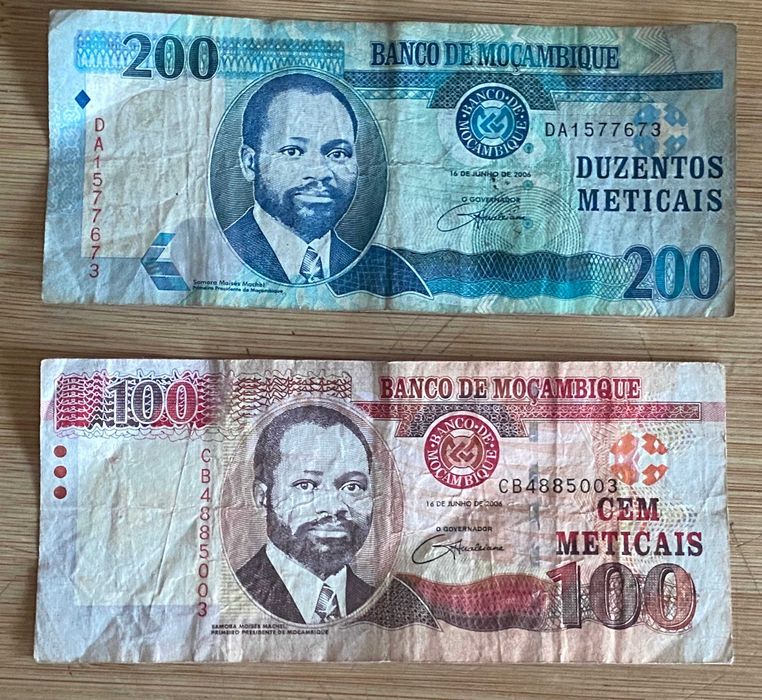 Duas notas de Moçambique - 200 meticais e 100 meticais