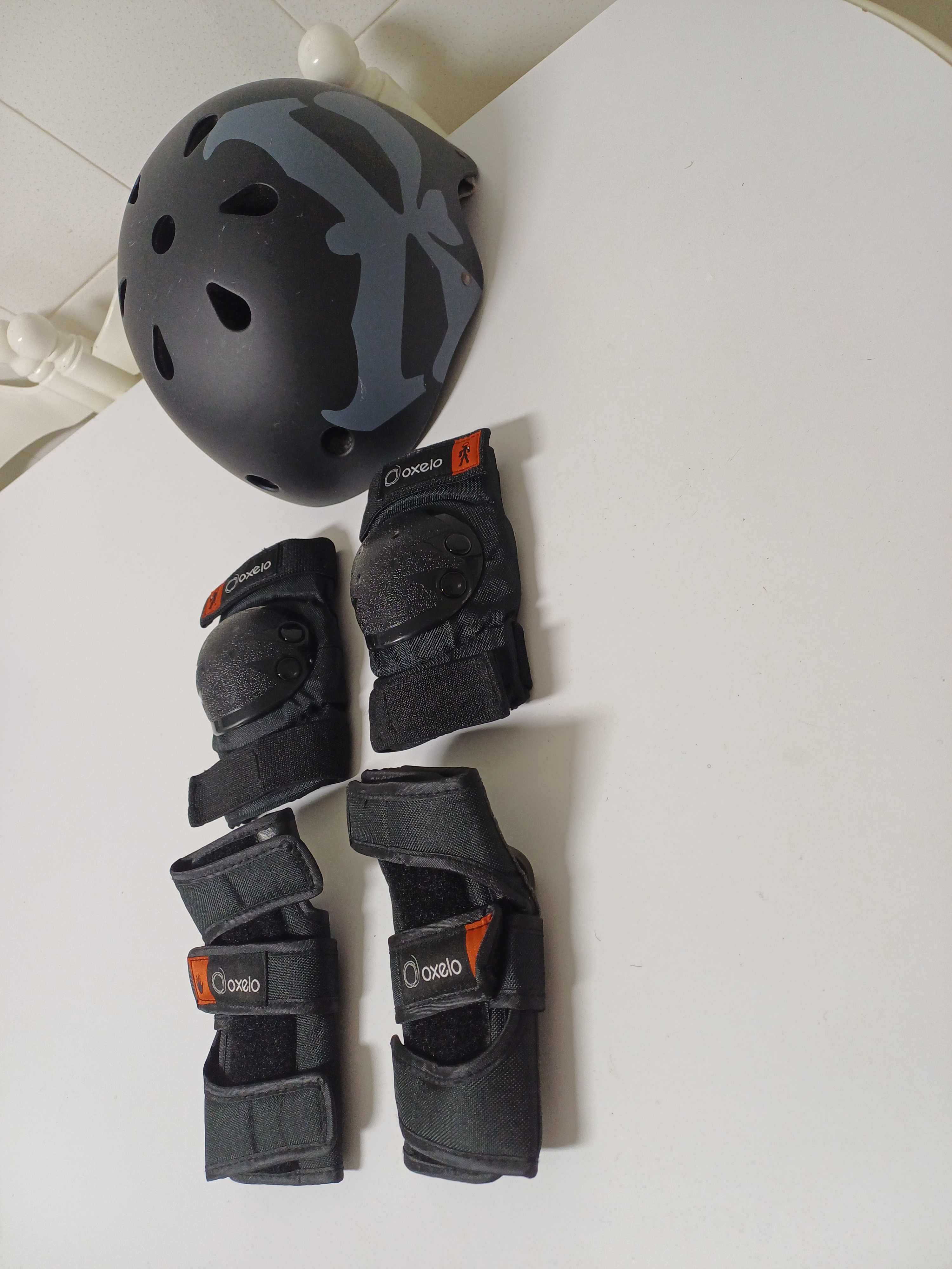 Capacete e 4 proteções para desporto