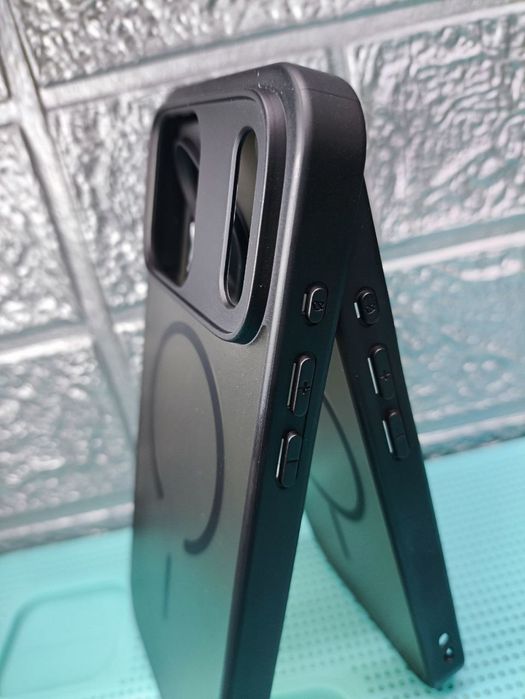 Матовий чорний чохол з Magsafe для iPhone 17 серії.