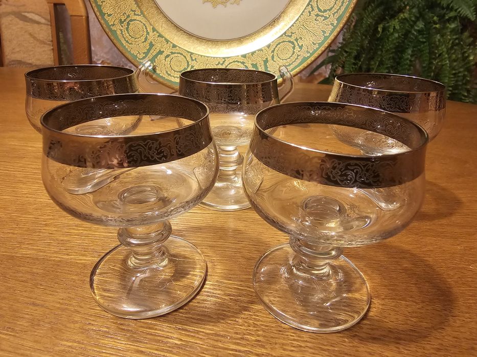 Kieliszki do likieru lub mocnych trunków.