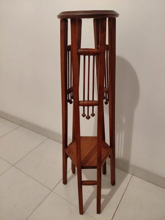 Coluna antiga de madeira