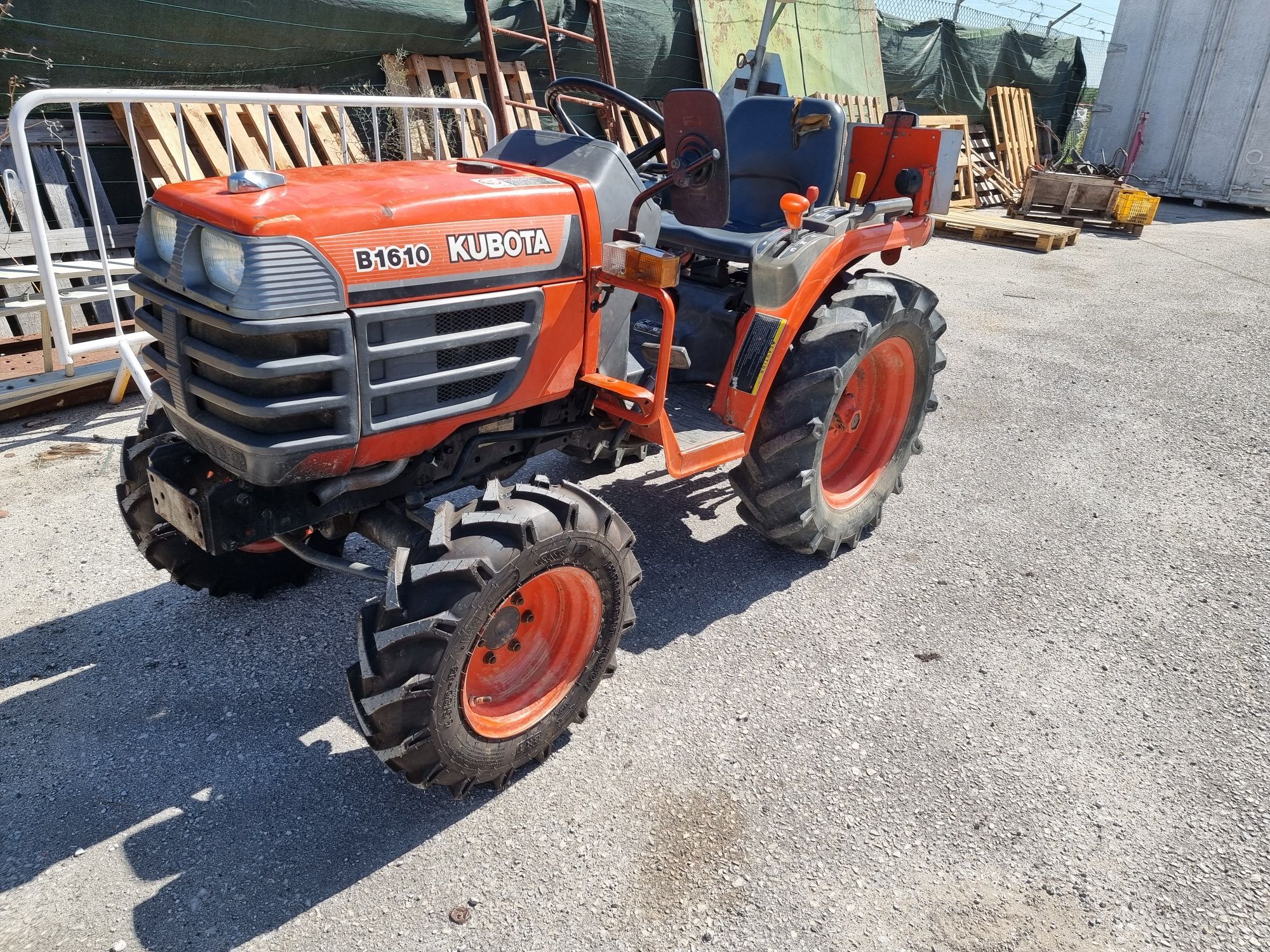 Trator Kubota B1610