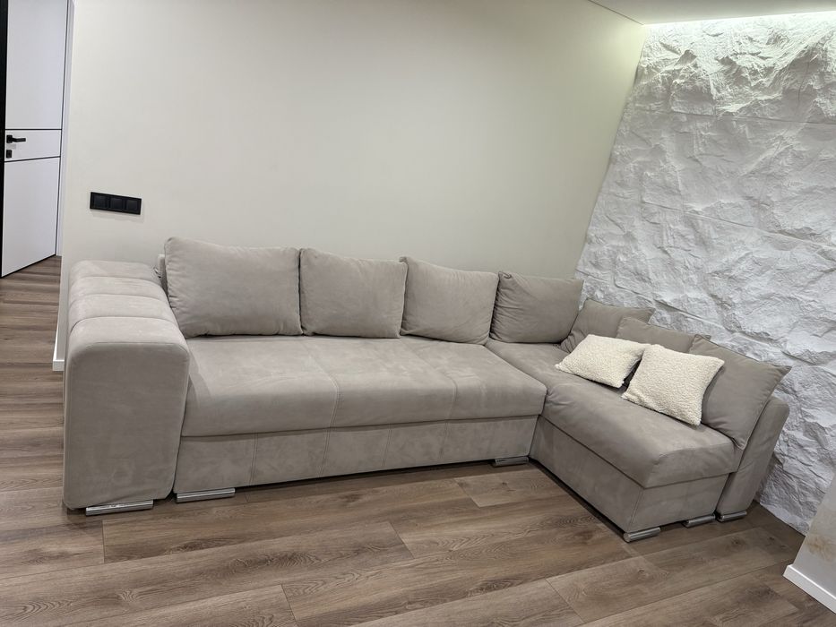 Диван кутовий бежевий велюровий