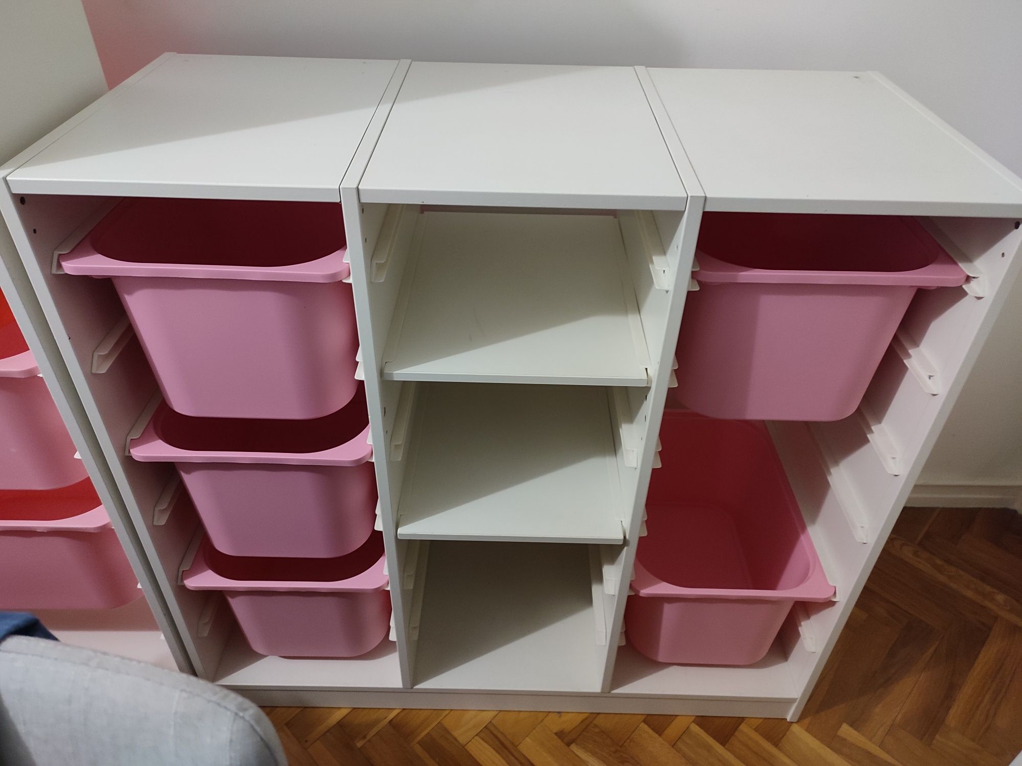 2 módulos IKEA com caixas e 2 prateleiras