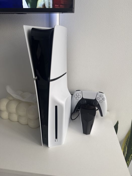 Konsola ps5 slim biala z 1 padem i stacją