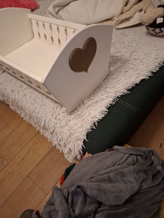 Kołyska dla lalek ręcznie robiona