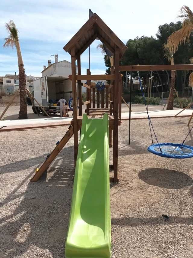 Parque infantil ponte suspensa, baloiços, bomberos, barco, escorrega