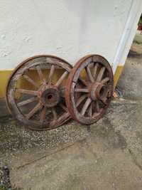 Rodas de carroça antiga, precisa de uso