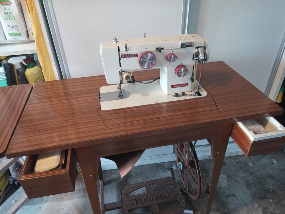 Máquina de costura a trabalhar com móvel com gavetas