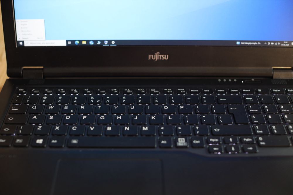 Fujitsu E5510 + Win11 + stacja dokujaca + 2x ładowarka