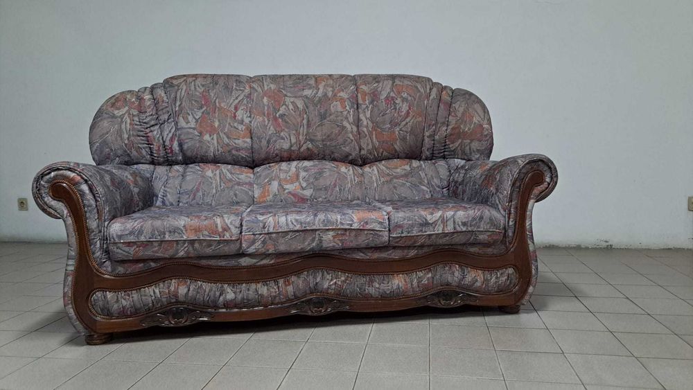 Conjunto - um sofá, duas poltronas e uma mesa de centro - Bom Estado