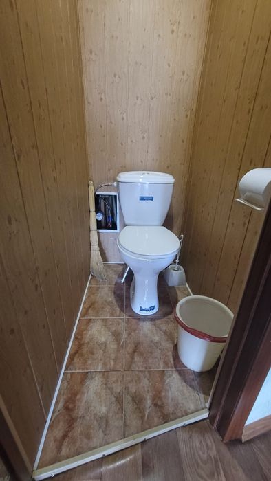 Продам 2-во кімнатну, район кінотеатру.