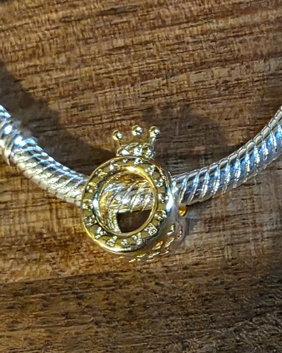 Charms Pandora O w koronie złota